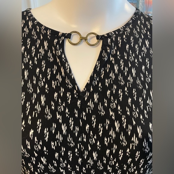 Jones New York Signature Black & White tank with brass/gold accessory in front. - Picture 2 of 8